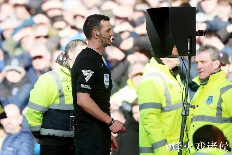 英超裁判争议不断！曼联遇判罚风波，对手手球漏判锁喉仅黄牌